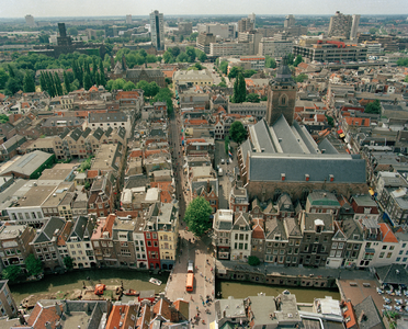 822528 Overzicht van een gedeelte van de Utrechtse binnenstad vanaf de Domtoren naar het westen. In het midden de ...